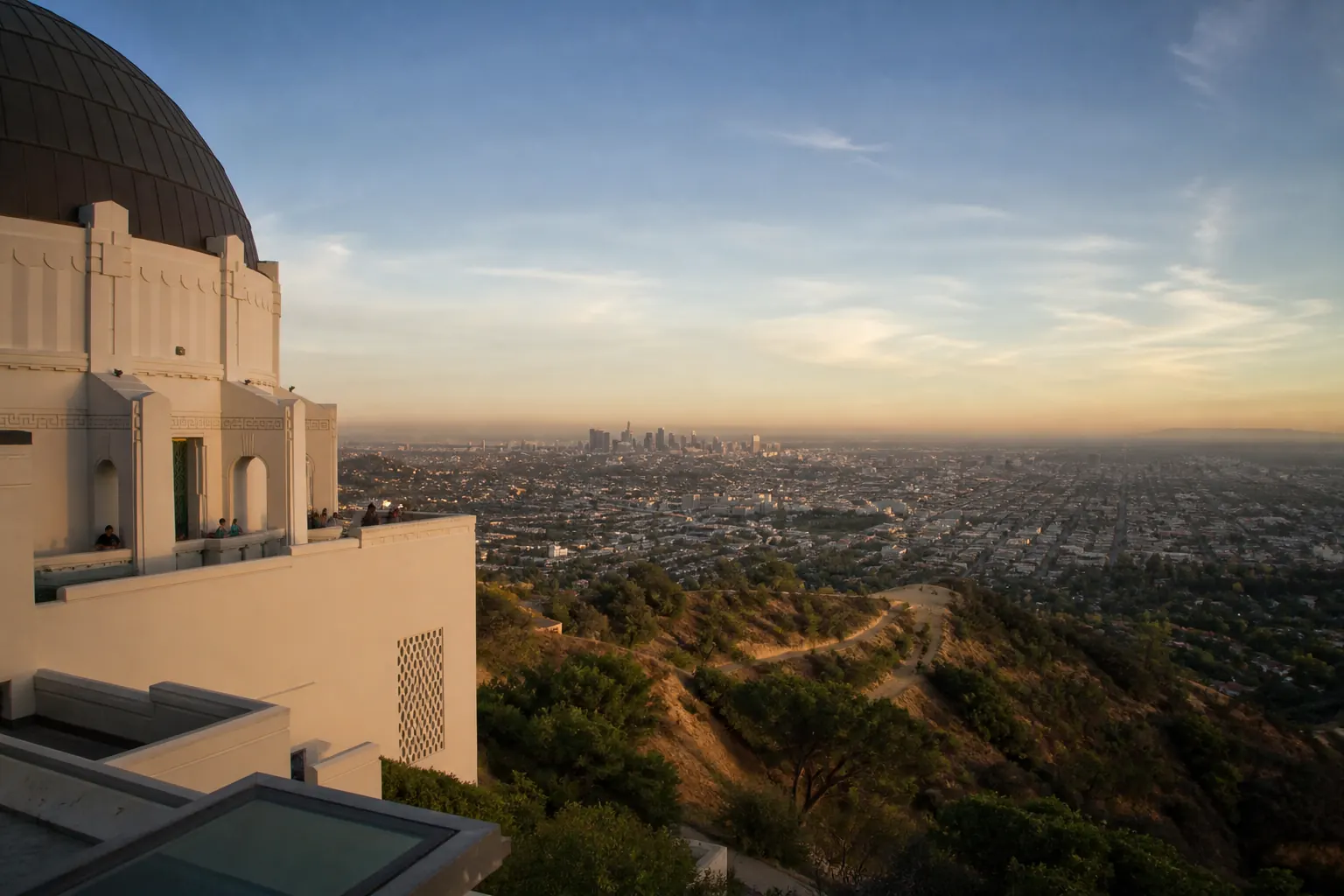 Observatorio Griffith y vista panorámica de Los Ángeles durante la hora dorada.